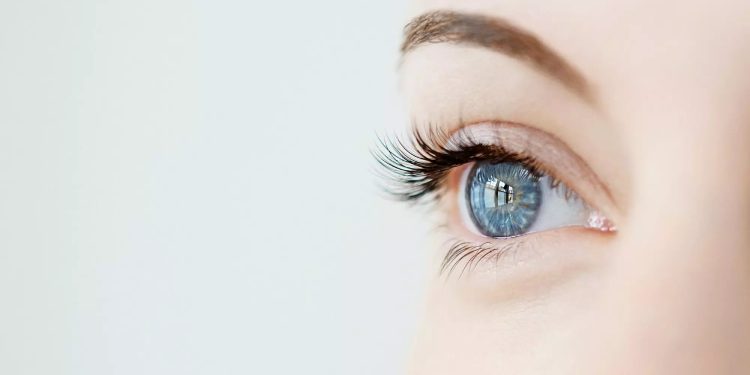 buying-guide-auxilia-eyelash-growth-enhancing-solution محلول تقویت مژه و ابرو اکسیلیا